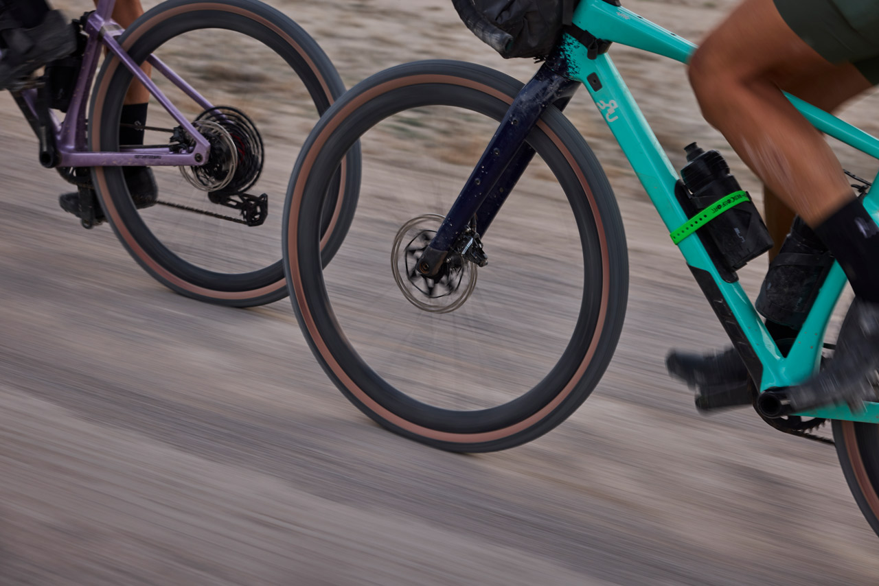 Ciclista in sella a una bici gravel BMC URS su strada sterrata