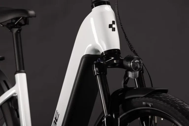 Cube Touring Hybrid ONE 600 metallicwhite´n´chrome EE